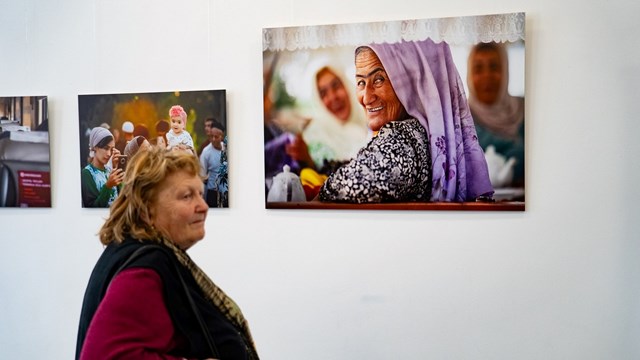 Özbekistan Kültürü Macaristan’da Sanatla Buluştu: İpek Yolu Temalı Fotoğraf Sergisi Açıldı