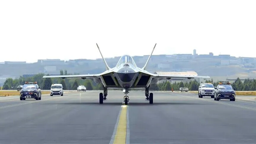 KAAN’ın Yeni Prototipi Uçuş Öncesi Taksi Testlerine Başladı