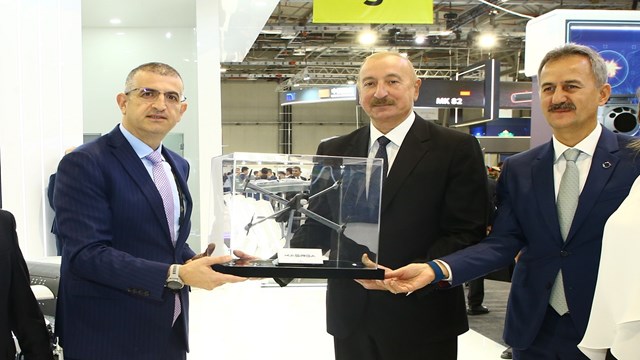 Aliyev, ADEX 2026’da Türk savunma şirketlerinin standlarını ziyaret etti